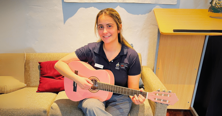 Elisha, a Sing&Grow Music Therapist